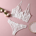Ensemble deux pièces : soutien-gorge, culotte et string en dentelle unie.