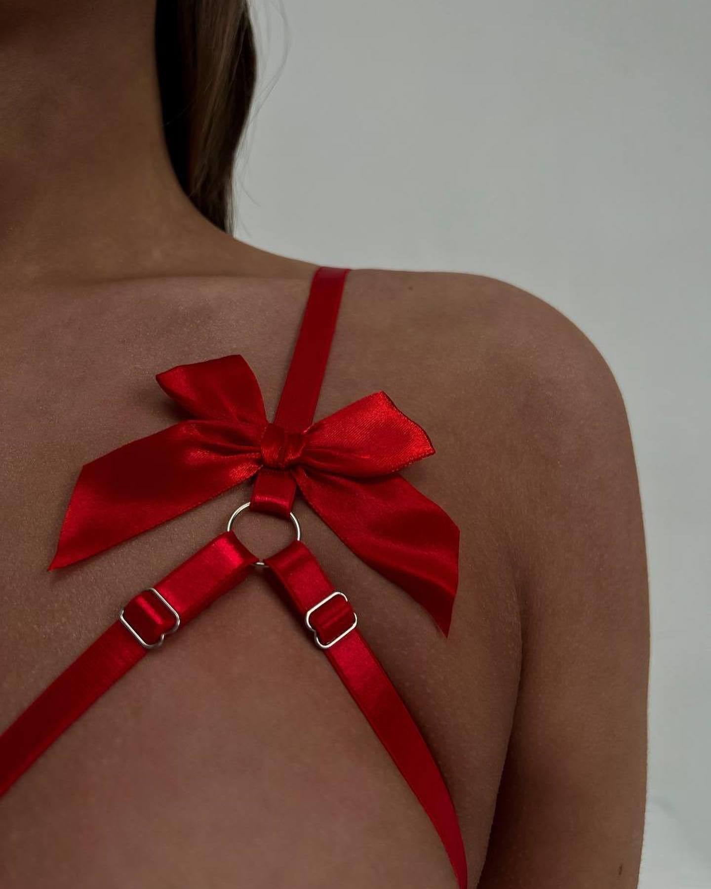 Zweiteiliges Set aus sexy Dessous mit offenem Schritt und freiliegender Brustpartie (G-String und Tanga)